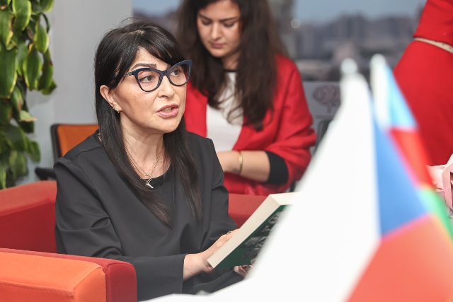 čtení - ředitelka ázerbájdžánského kulturního domu v Praze
