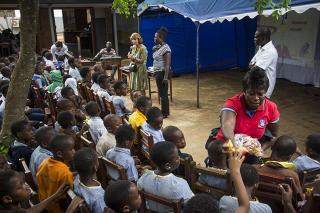 Velvyslankyně ČR Margita Fuchsová na závěr poděkovala vedení školy i dětem