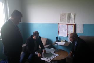 Ambasador Skalník sa direktorom preduzeća „Vodovod“