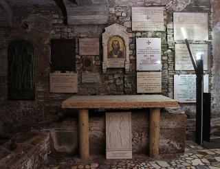 lastra commemorativa ceca (in basso a sinistra) alla tomba di San Cirillo 