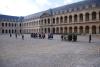 Cérémonie à l’Hôtel national des Invalides / Ceremonie na čestném nádvoří pařížské Invalidovny.