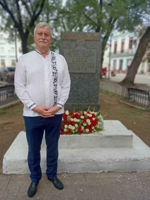 Velvyslanec Zdeněk Kubánek u památníku obětem lidické tragédie v Havaně