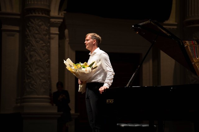 Matyáš Novák ve Victoria Concert Hall v Singapuru