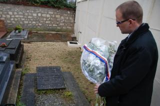 Monsieur František Med, Chef de mission adjoint, devant la tombe du professeur Ernest Denis.