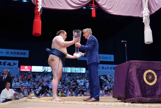 Ambassador handed over the Czech Cup to the winner of July´s Grand Sumo Tournament