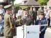 Général de brigade Václav Kuchynka qui lit le texte sur la plaque commémorative.
