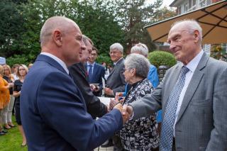 Velvyslanec Libor Sečka předává ocenění významným osobnostem 