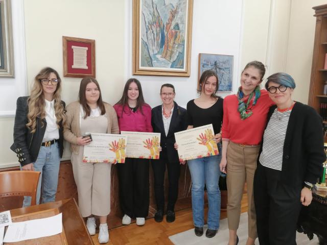 Ocenění Lidice 2022 - diplomy pro autorky z Gymnázia Slobodana Škeroviće Ivonu Popović, Elif Su Cakmak a medaile pro Anastasiju Milatović (Lidice 2021) 