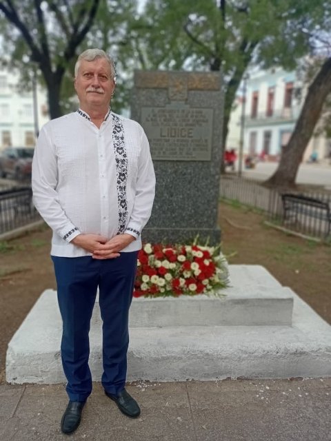 El Embajador Zdeněk Kubánek enfrente del monumento