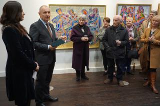 Ambassador Sečka addresses the audience of Alexander Sadlo exhibition´s opening in Slough      Alexander Sadlo devotes one of his paintings to the community center in Slough      Opera singer Lucie Kaňková 