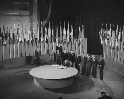 Československý ministr zahraničí Jan Masaryk podepisuje Chartu OSN (San Francisco, 26. června 1945) 