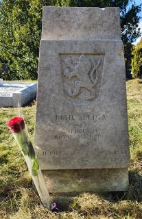 Hrob na hřbitově Lansdown Burial Ground nedaleko Bathu navštíven 15. října 2020