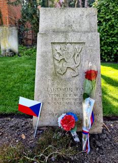 Hrob na hřbitově All Saints Churchyard v Honington navštíven 21. dubna 2021