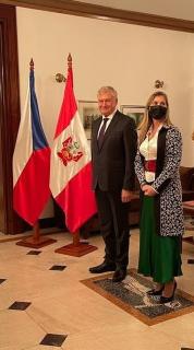 Velvyslanec Josef Hlobil a konzulka Jana Dušková