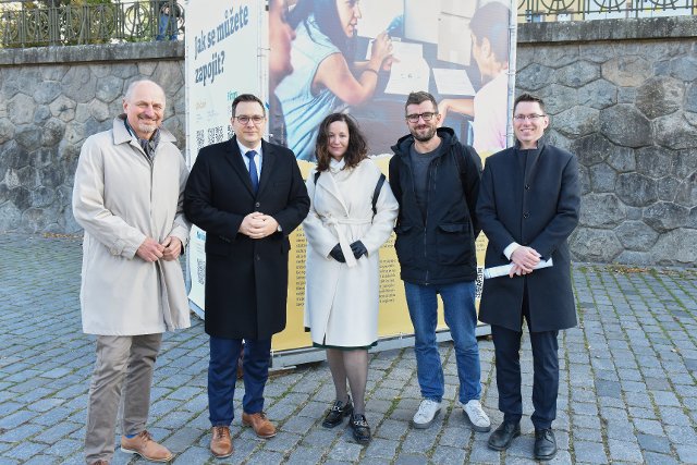 Ministr Lipavský slavnostně otevřel výstavu MZV s názvem Česko pomáhá