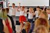 Děti z mateřské školky Komenský gratulují maturantům