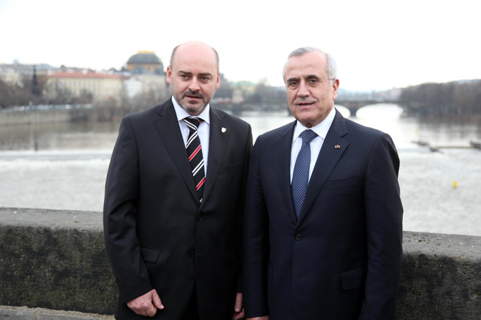 Libanonský prezident Michel Sleiman a velvyslanec Čumba na Karlově mostě (Praha, 1.3.2012)