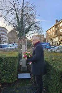 Velvyslanec Jakub Skalník u pomníku Jana Palacha, 2016