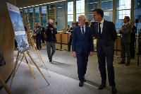 Prezident Petr Pavel s generálním tajemníkem NATO Markem Ruttem na zahájení výstavy