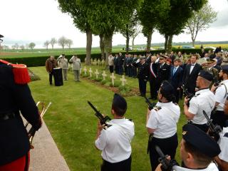 Ceremonie na československém hřbitově La Targette.