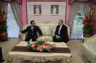  Přijetí u předsedy vlády státu Terengganu Ahmada Razifa. 