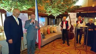 Velvyslanec Jiří Slavík a manažer hotelu DoubleTree by Hilton Riyadh Petr Písecký slavnostně otevírají Festival české kuchyně.