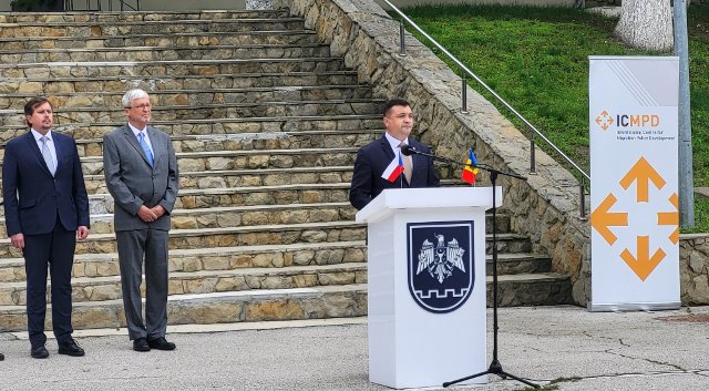 1 Ministr Adrian Efros, velvyslanec Jaromír Plíšek a zástupce ICMPD ​Radim Žák
