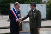 Le maire de Wormhout remet l’ancienne plaque commémorative au directeur de l’Institut d’Histoire militaire de Prague pour la mettre en dépôt  à l’Institut d’Histoire militaire de Prague.