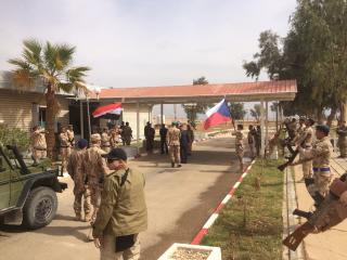 Slavnostní přivítání náčelníka Generálního štábu AČR iráckým velitelem základny Ajn al-Asad