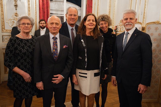 Rencontre des consuls honoraires de la République tchèque en France avec M. le Président Petr Pavel De droite à gauche : Monsieur le Président Petr Pavel, Jana Maliverny, assistante au consulat honoraire à Lyon, Jana Karfíková, consule à Paris, Daniel Duqesne, consul honoraire à Lyon, Yvon Perin avec son épouse, consul honoraire à Lille.
