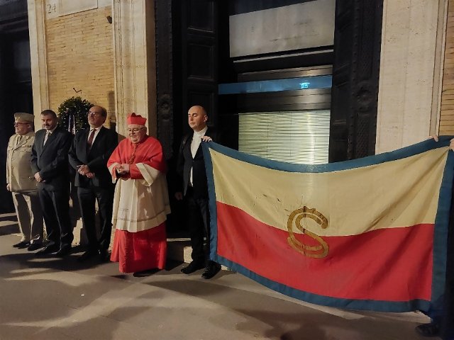 Commemorazione delle vittime della Prima Guerra Mondiale con la bandiera storica della fondazione della Lagione Cecoslovacca in Italia