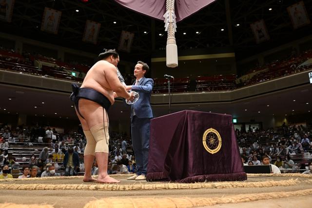 Handover of the Czech Cup to the winner of the May Grand Sumo Tournament 