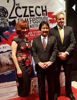Zleva: Koh Mei Lee, výkonná řditelka GSC Cinemas, ministr Joseph Kurup, Úřad předsedy vlády Malajsie a velvyslanec ČR Rudolf Hykl