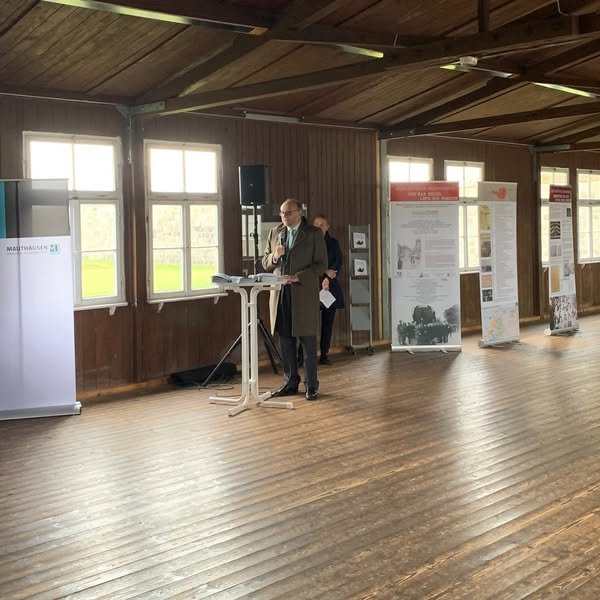 „Der Krieg ist vorbei. Niemals vergessen!“ – Ausstellung in Mauthausen würdigt Widerstand der Wiener Tschechen