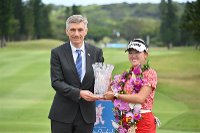 Předání poháru velvyslance na Daikin Orchid Ladies Golf Tournament 2025