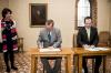 Státní tajemník MZV ČR Petr Gajdušek a rektor Univerzity Karlovy Tomáš Zima podepsali v Karolinu Memorandum o spolupráci mezi MZV ČR a Univerzitou Karlovou