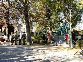 Ceremonie na pařížském hřbitově Père Lachaise u Památníku československých vojáků.