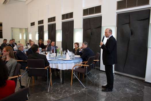 Ο Πρέσβης κατά τη διάρκεια της ομιλίας του 