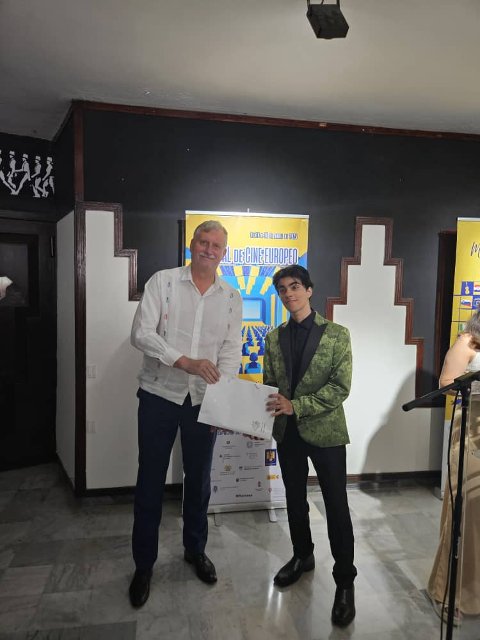 Embajador Kubánek entrega premio a Jean Luis Valdés Sosa