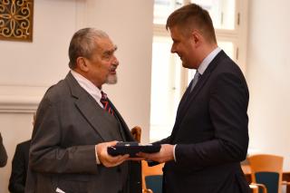Ministr Petříček udělil medaile za zásluhy o diplomacii