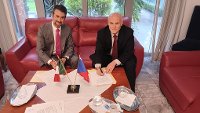 Velvyslanec Tomáš Hart a zástupce advokátní kanceláře JBV Abogados