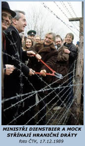 Ministři Dienstbier a Mock stříhají hraniční dráty 17.12.1989, foto ČTK