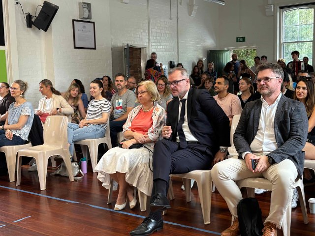 Slavnostního připomenutí se zúčastnili generální konzulové jak ČR tak SR, oba se svými zástupci.