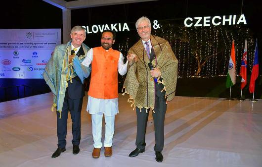 Velvyslanci a Chief Guest