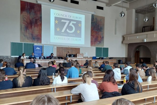 O největších výzvách Rady Evropy studenti diskutovali s náměstkem Marianem a českými zástupci působícími v ústavu