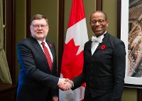 Ministr financí Zbyněk Stanjura a předseda Dolní komory Greg Fergus