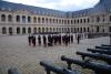 Cérémonie à l’Hôtel national des Invalides / Ceremonie na čestném nádvoří pařížské Invalidovny.