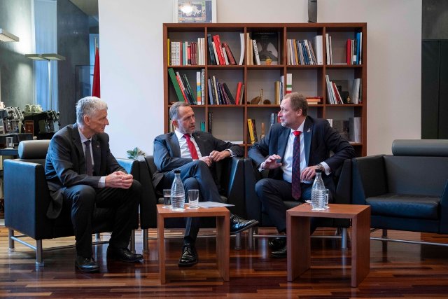 Botschafter Tomáš Jan Podivínský zu offiziellem Besuch bei der Regierung des Kantons Tessin