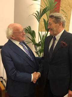 Prezident Irska Michael D. Higgins a Velvyslanec ČR v Irsku Petr Kynštetr