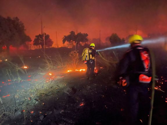 Čeští hasiči při nočním boji s rozsáhlým požárem v oblasti Megara v Řecku